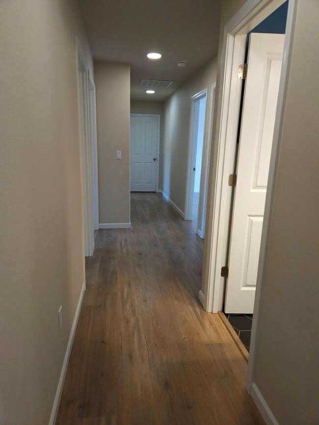Building Photo - 4Bd/2.5Ba Two Story House - Available to View!