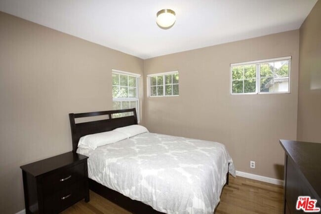 Building Photo - 3556 S Bentley Ave