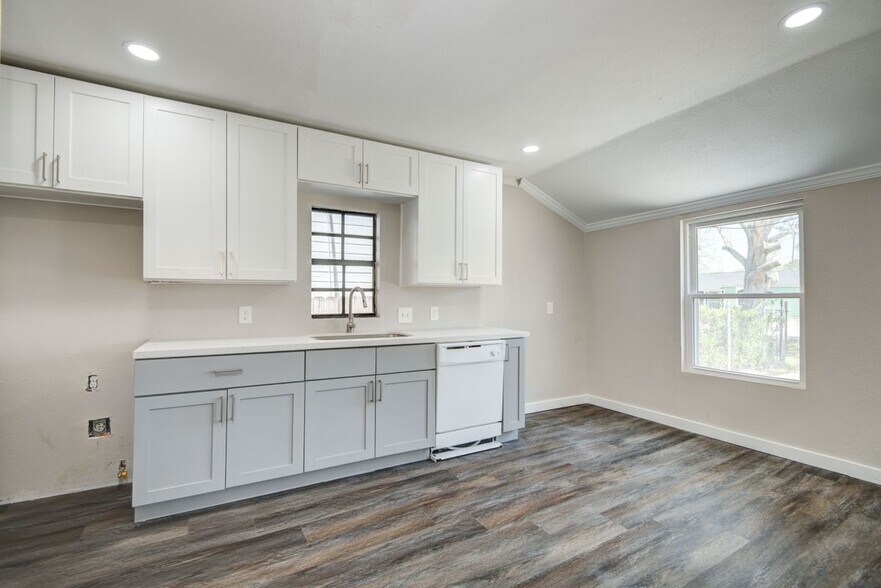 Building Photo - 418 S Kansas St