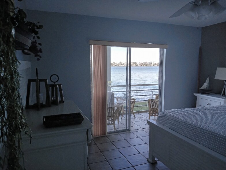 Building Photo - 1516 S Lakeside Dr