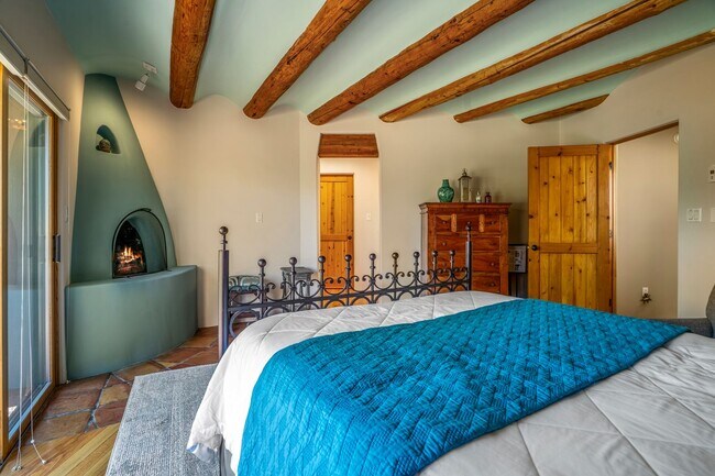 Building Photo - Northside Santa Fe Home