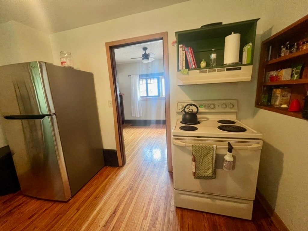 Kitchen - 819 1/2 Carney Ave