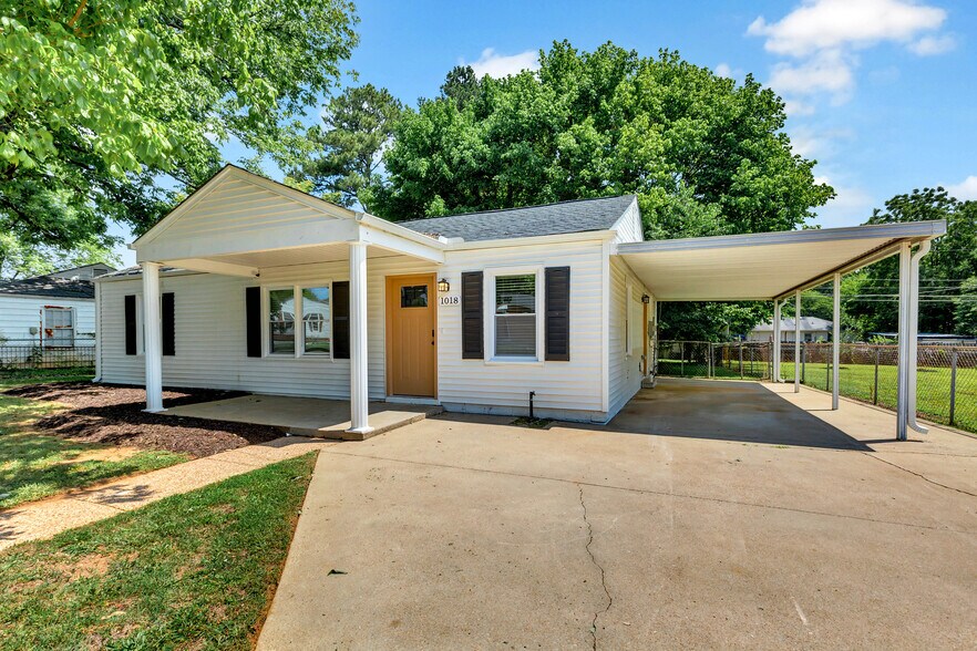 Building Photo - 1018 Fairway Dr NW