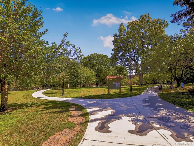 Building Photo - 10 Lake St