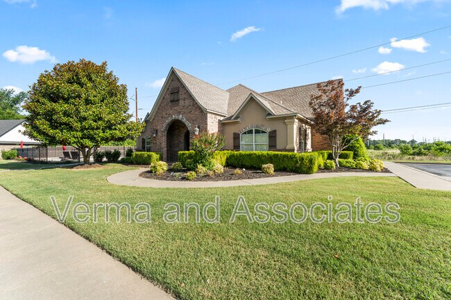 Building Photo - 3205 SW Riverstone Ave
