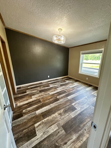 Upper bedroom - 7166 Sundew Rd