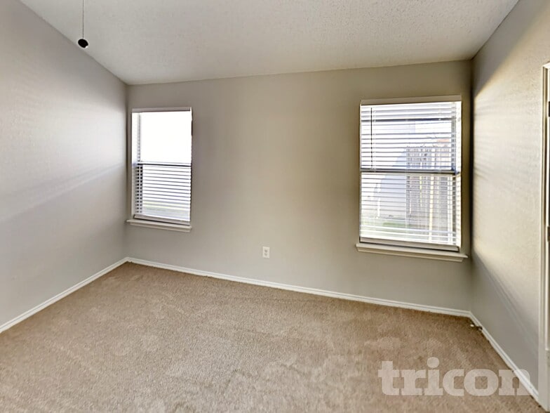 Building Photo - 10525 Flamewood Dr