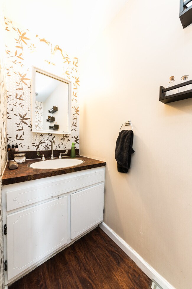 Building Photo - AVAILABLE MAY  - 2 Bedroom 1.5 bathroom Ho...