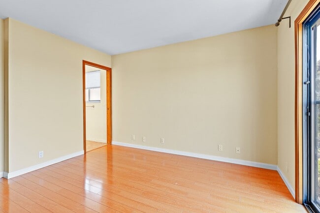 Building Photo - Utilities Paid! 3 Bedroom in Hayward with ...