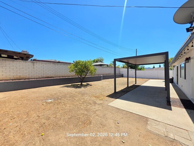 Building Photo - 858 N Darfield Ave