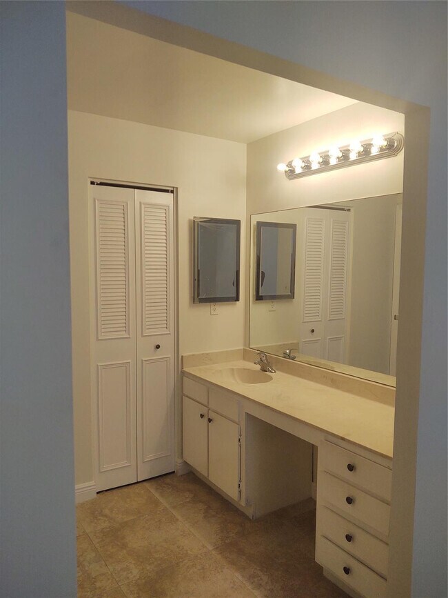 Building Photo - 9 Royal Palm Way