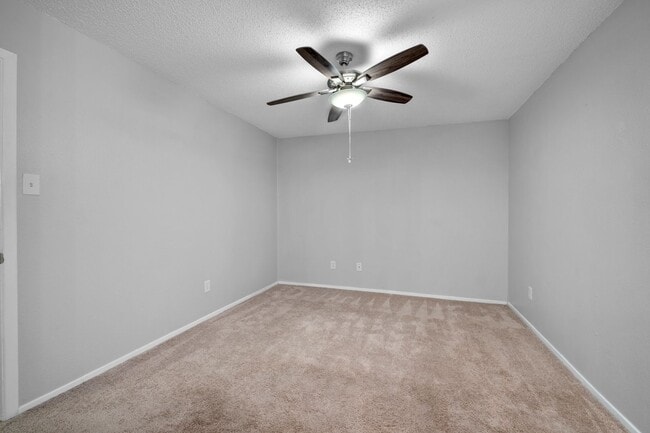 Building Photo - Cute 2 Bedroom, 2 Bath Condo in Northwest ...