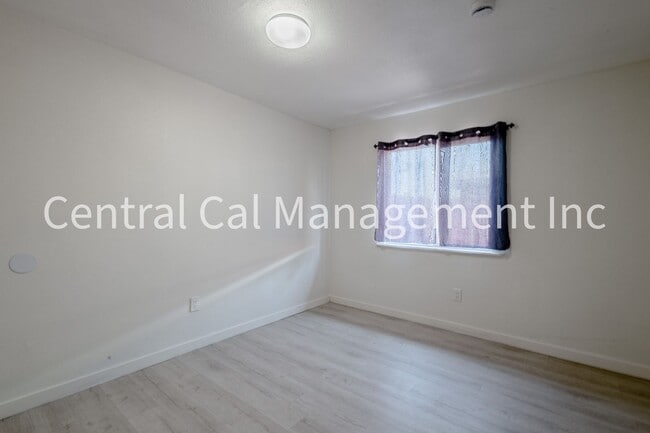 Building Photo - 1313 E Planz Rd