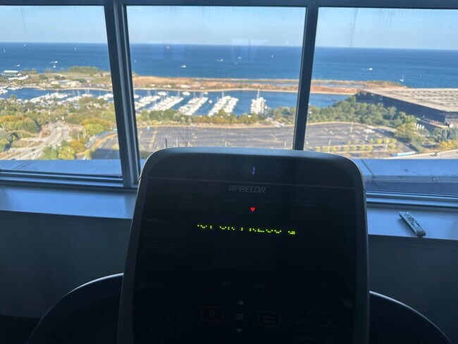 Building Photo - 1901 S Calumet Ave