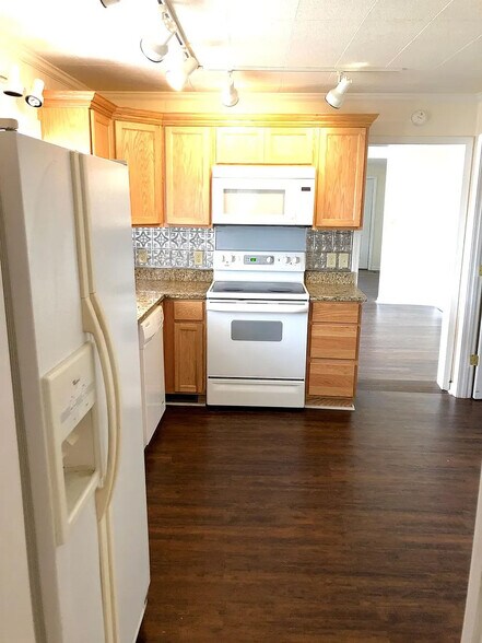 Building Photo - 126 S Rocksprings St