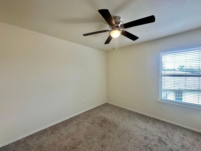 Building Photo - 3 BED 2.5 BATH WITH FRESH PAINT AND NEW AP...