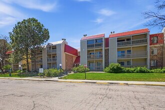 Building Photo - $1,470.95 - 2 Bed, 1 Bath Condo in Aurora with In Unit Laundry!
