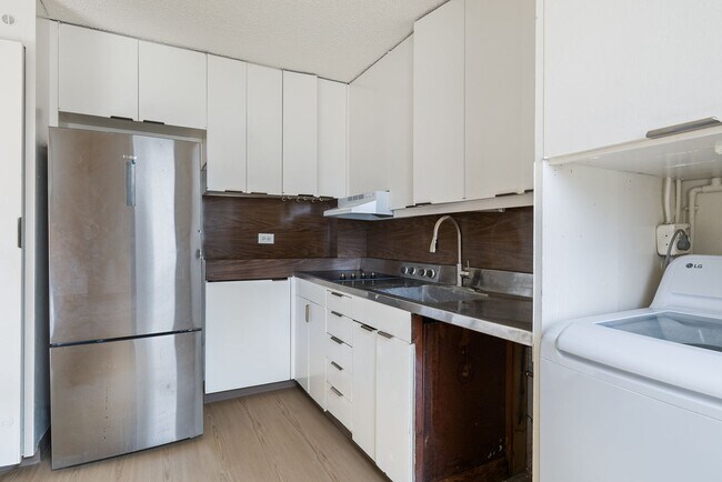 Building Photo - Close to UH- 2 bed/ 1 bath/ 1 parking