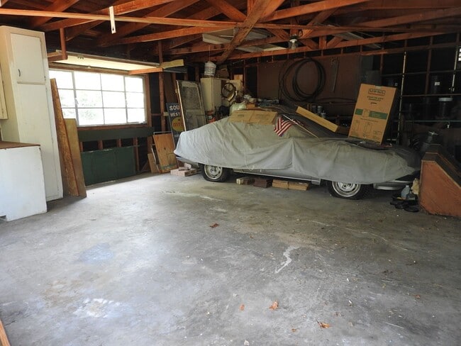 Building Photo - 2Bed 2Bath, Huge yard, PB location