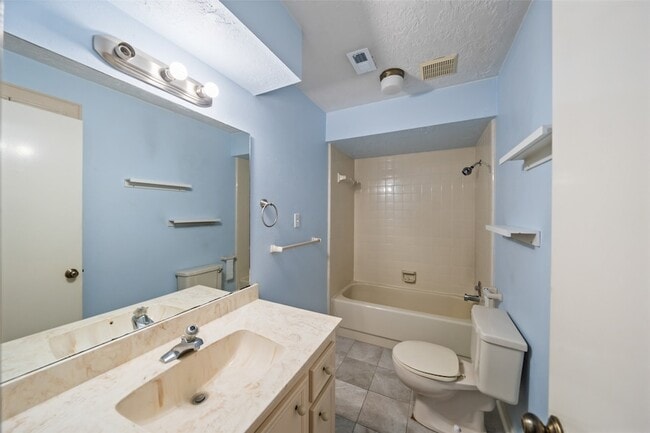 Building Photo - 416 Rolling Hills Dr W