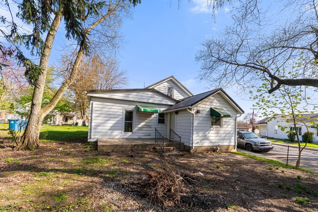 Building Photo - New Listing! 2 bed 1 bath