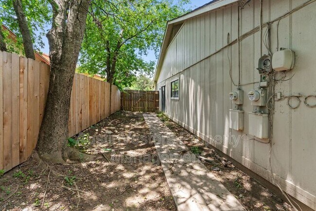 Building Photo - 11411 Walnut Ridge Dr