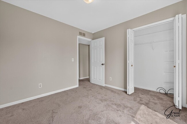 Building Photo - $1295 2 bedroom upper condo