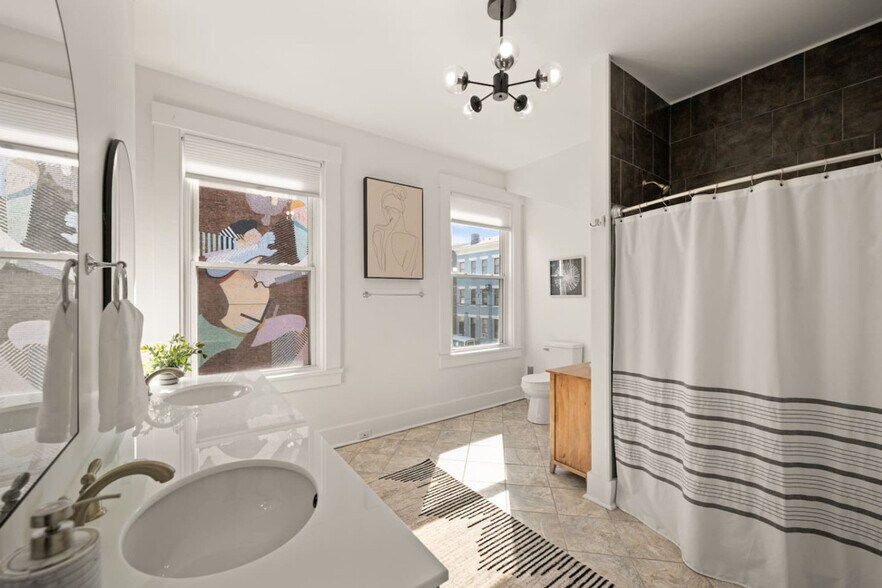 Building Photo - 516 E 12th St