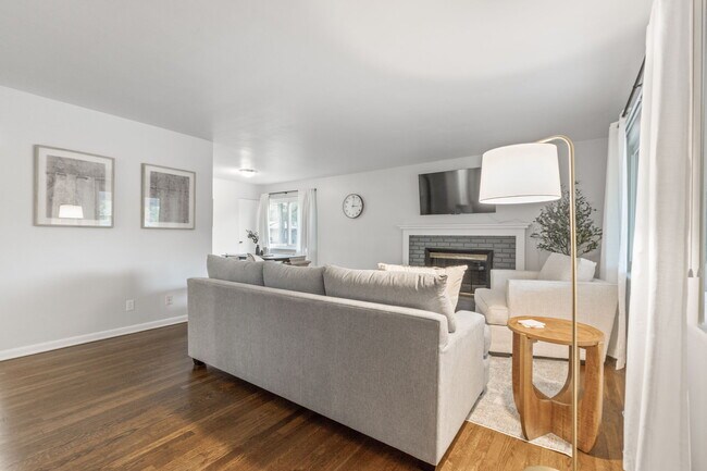 Building Photo - Fully Furnished! Stunning UA Ranch with 3 ...