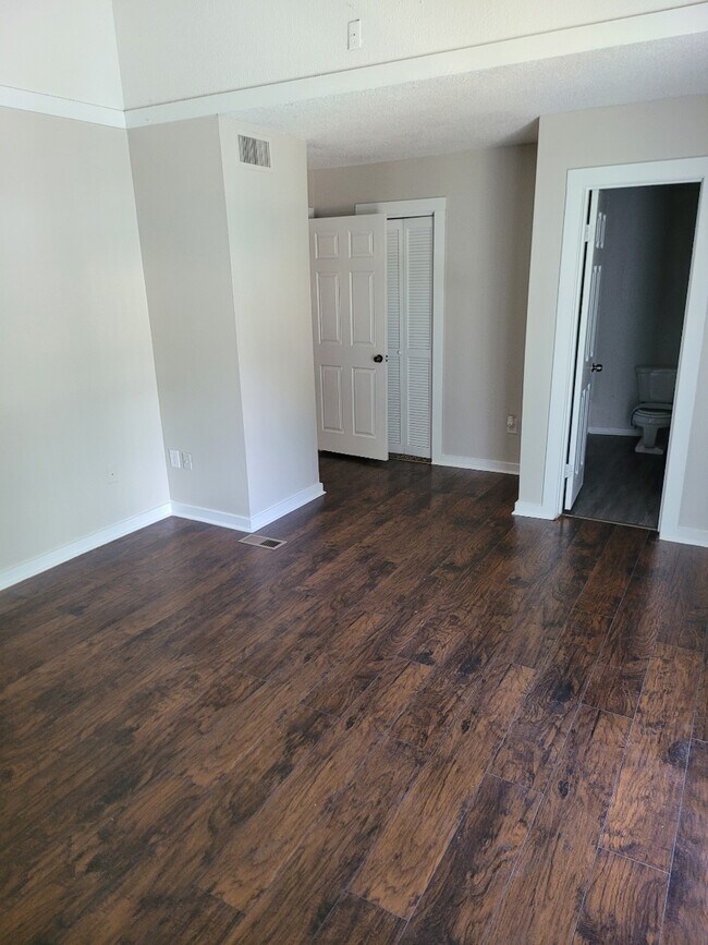 Building Photo - 361 Hickory Hill Dr