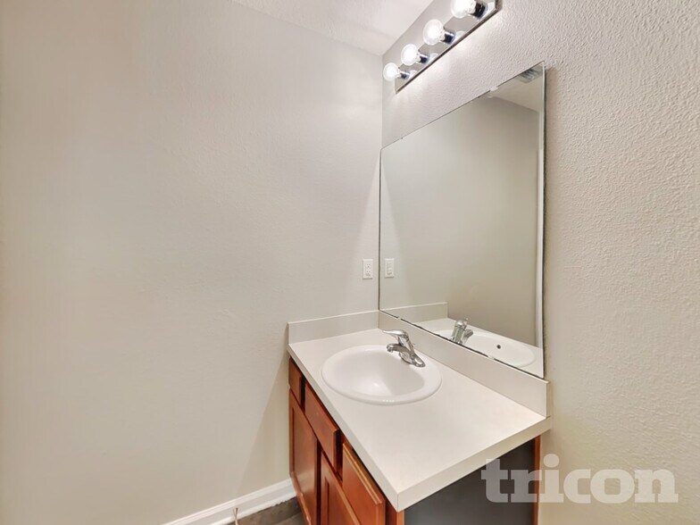 Building Photo - 8048 Meadow Walk Ln