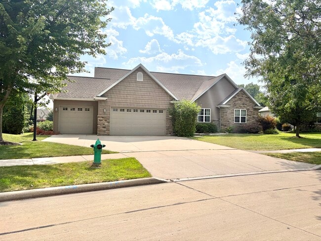 Building Photo - 2701 E Glenhurst Ln