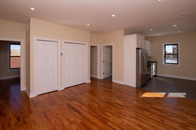 Building Photo - 4001 W Armitage Ave