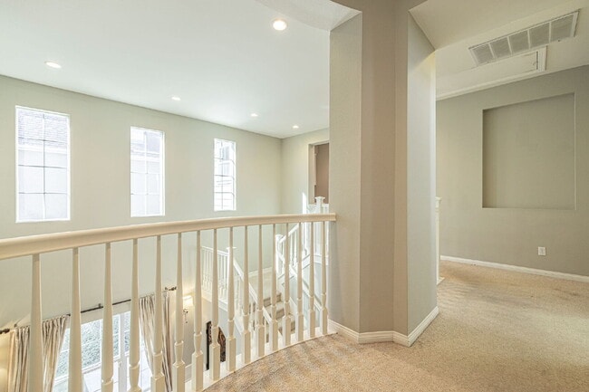 Building Photo - Refined Living in the Heart of Valencia