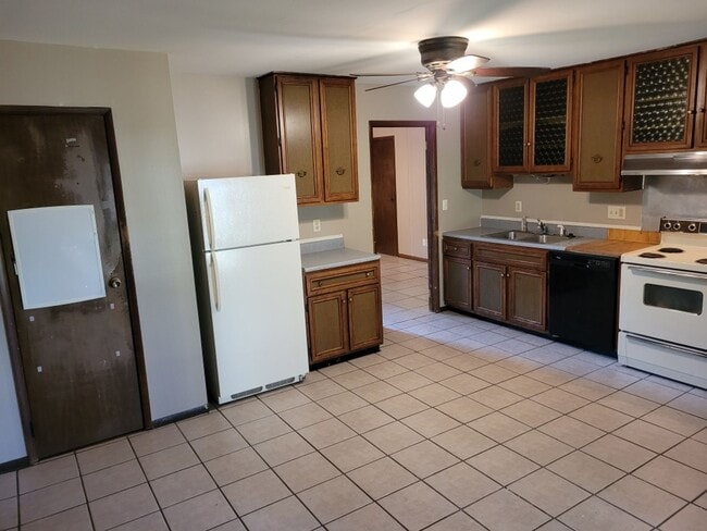 Building Photo - Great Ranch House next to a Park and Public Swimming Pool!