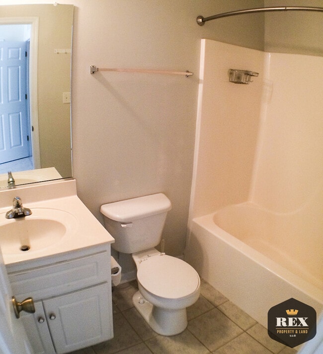 Building Photo - Modern 2 bedroom 2.5 bath Townhome with fe...