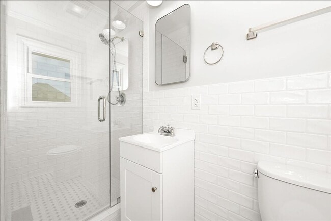 Building Photo - 4 Br, 3 Bath