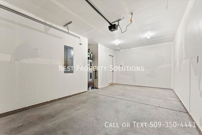 Building Photo - 326 W 6th St