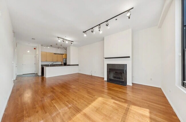 Building Photo - Modern Unit in Prime Location