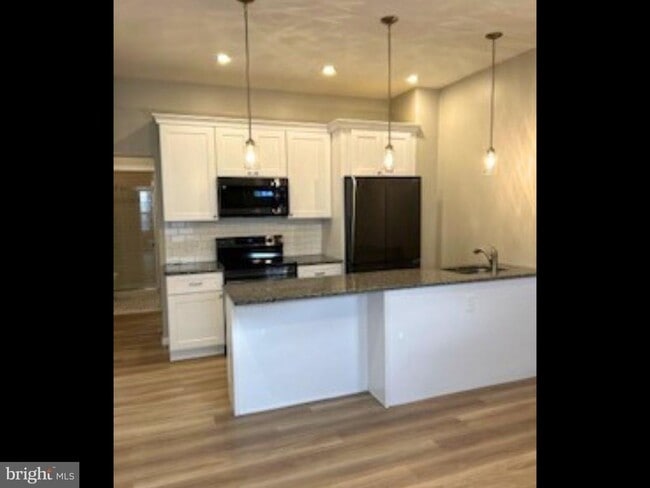 Building Photo - 187 Bridge St