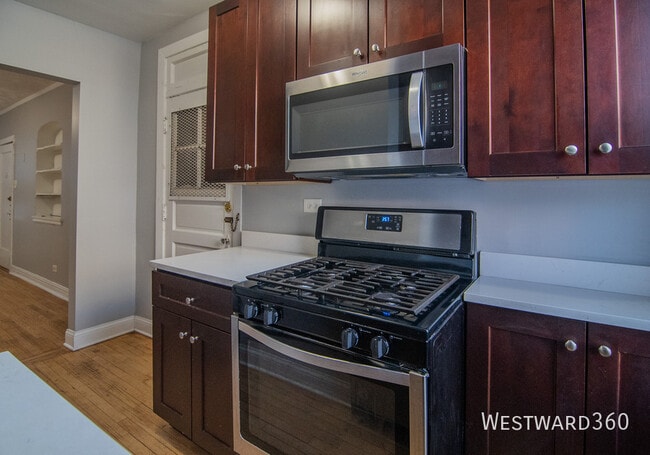 Building Photo - 1626 W Sherwin Ave