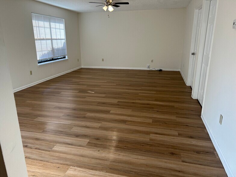 Spacious livingroom - 5555 Playa Way