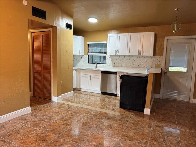 Building Photo - 1930 Walton St S