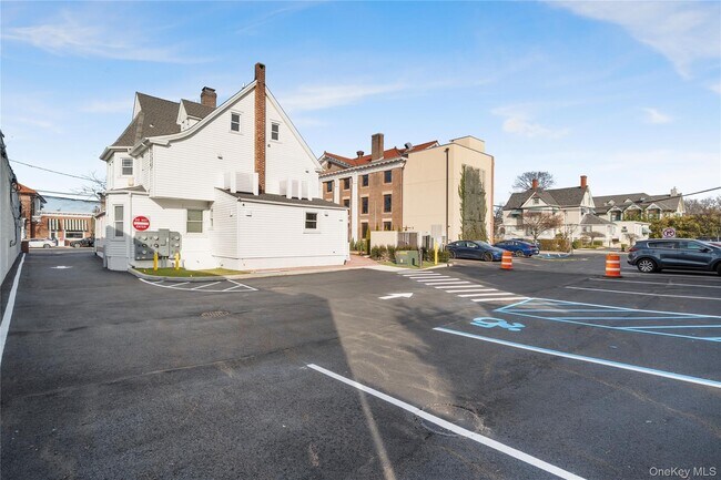 Building Photo - 584 E Main St