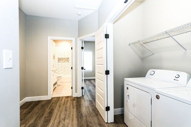 Building Photo - 3 Bed 3 Bath with rooftop Deck!
