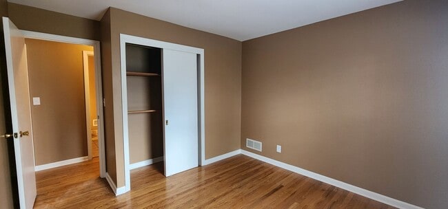 Building Photo - FRESH Paint!  Sprawling, Hurstbourne Ranch with Basement!  3 Bedrooms, 3 Full Baths, Hardwood Flo...