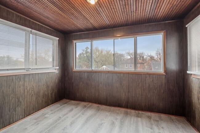 Building Photo - The Big Ol-eetha