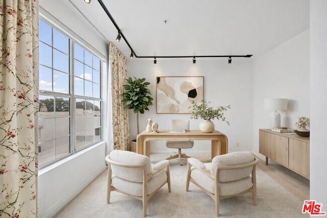 Building Photo - 930 N Doheny Dr