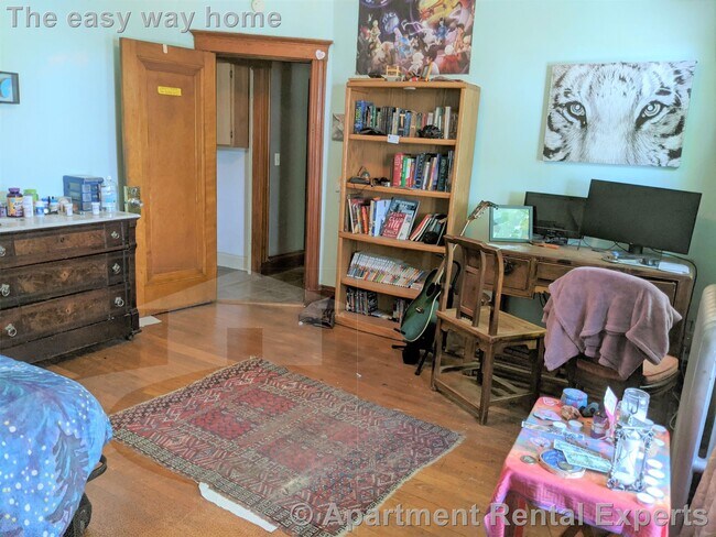 Building Photo - TEELE SQ 2BR * Parking Included - All Util...