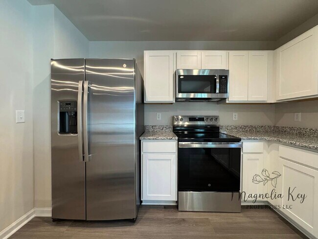 Building Photo - New 3 bed 2.5 bath Townhouse in Forestbrook